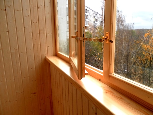 Остекление балкона деревянными рамами